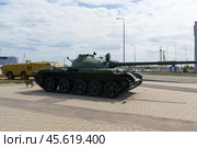 Российский средний танк Т-62, ранняя модификация, на территория музея клуба "Юный ястреб". Волгоградская область, Средняя Ахтуба, Россия (2024 год). Редакционное фото, фотограф Андрей Цыганков / Фотобанк Лори