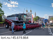 Город Витебск, Беларусь. Выставка техники белорусско-российских производителей на площади Свободы в рамках проведения XI Форума регионов Беларуси и России 27-30 июня 2024 года. Редакционное фото, фотограф Наталья Николаева / Фотобанк Лори