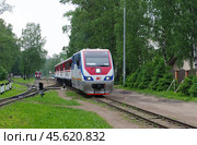 Тепловоз ТУ10-025 с пассажирским составом "Пионер" отправляется со станции Озёрная, Малая Октябрьская железная дорога (северная трасса). Санкт-Петербург (2019 год). Редакционное фото, фотограф Алексей Иванов / Фотобанк Лори
