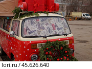 Крупный план. Новогодний кофейный автомобиль (2024 год). Редакционное фото, фотограф Дмитрий Николаев / Фотобанк Лори