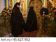 16.04.2023, Истра. Священнослужители перед алтарём во время Пасхальной службы в Cтавропигиальном Воскресенском Новоиерусалимском мужском монастыре Русской православной церкви. Редакционное фото, фотограф Дмитрий Киселёв / Фотобанк Лори