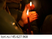 16.04.2023, Истра. Горящая свеча в руке во время Пасхальной службы в Cтавропигиальном Воскресенском Новоиерусалимском мужском монастыре Русской православной церкви. Редакционное фото, фотограф Дмитрий Киселёв / Фотобанк Лори