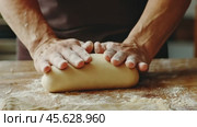 Artisan dough kneading process highlighting traditional baking techniques. Стоковое AI-видео, аниматор Sabyna75 / Фотобанк Лори