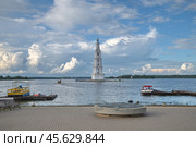 Город Калязин, Тверская область, Россия. Затопленная колокольня Никольского собора (2024 год). Стоковое фото, фотограф Елена Коромыслова / Фотобанк Лори