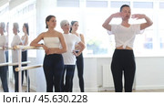 Visitors to choreographic class, observe professional rendering of dance elements performances couch. Стоковое видео, видеограф Яков Филимонов / Фотобанк Лори