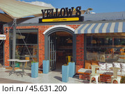 Кофейня "Yellows Coffee"  в городском порте Маринтюрк. Пендик, Стамул, Турция. Редакционное фото, фотограф Вадим Хомяков / Фотобанк Лори