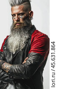 Bearded musician posing with folded arms on white background. Стоковое AI-видео, аниматор Юрий Поздников / Фотобанк Лори