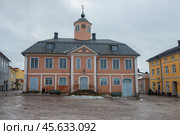 PORVOO, FINLAND - MARCH 08, 2019: The old town hall building on a cloudy March day. Стоковое фото, фотограф Виктор Карасев / Фотобанк Лори