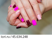 Маникюр разноцветный. фото крупным планом. Женские руки с красивым маникюром. Стоковое фото, фотограф Руслан Лесков / Фотобанк Лори