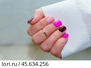 Маникюр разноцветный. фото крупным планом. Женские руки с красивым маникюром. Стоковое фото, фотограф Руслан Лесков / Фотобанк Лори