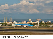 KLM Boeing 737-8K2 passenger plane taxi on runway in Humberto Delgado Airport in Lisbon (2023 год). Редакционное фото, фотограф Дмитрий Рухленко / Фотобанк Лори