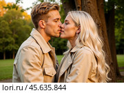 Couple kissing in a park during golden hour Пара целуется в парке во время золотого часа. Стоковое AI-изображение, AI-художник Андрей Щербин / Фотобанк Лори