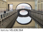 Перспектива Зимней канавки. Вид на Эрмитажный мост. Санкт-Петербург (2012 год). Редакционное фото, фотограф Александр Алексеев / Фотобанк Лори