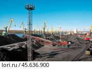 Горы угля в морском порту, грузовые вагоны с углем, телескопические ленточные транспортеры, которые перераспределяют уголь по участку. Стоковое фото, фотограф Павел Просянов / Фотобанк Лори