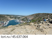 Туристы любуются видами Балаклавы с горы Кастрон, Крым, Россия (2021 год). Редакционное фото, фотограф Free Wind / Фотобанк Лори