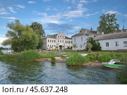 Город Калязин, Тверская область, Россия. Вид с воды на улицу Карла Маркса (2024 год). Стоковое фото, фотограф Елена Коромыслова / Фотобанк Лори