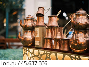 Турки для приготовления кофе и чайники для заваривания чая, изготовленные из меди. Стоковое фото, фотограф Господин Никто / Фотобанк Лори