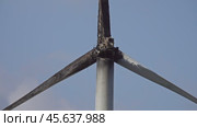 Burned damaged wind turbine against blue sky. Стоковое видео, видеограф Михаил Коханчиков / Фотобанк Лори