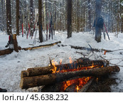 Костёр во время привала лыжников в Подмосковном лесу (2022 год). Стоковое фото, фотограф Вадим Кантор / Фотобанк Лори