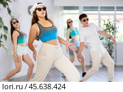 Young girl dancing krump with group in dance studio. Стоковое фото, фотограф Яков Филимонов / Фотобанк Лори