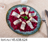 Lightly salted herring with beets served on platter. Стоковое фото, фотограф Яков Филимонов / Фотобанк Лори