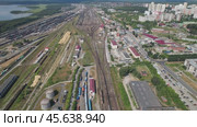 Сортировочная станция в Екатеринбурге - съемка с дрона в 2022 году. Стоковое видео, видеограф Владислав Самошкин / Фотобанк Лори