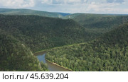 Южный Урал, река Зилим в горном ущелье. Вид с воздуха. The Southern Urals, the Zilim River In the mountain gorge. Aerial view. Стоковое видео, видеограф Евгений Романов / Фотобанк Лори