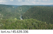Южный Урал, река Зилим в горном ущелье. Вид с воздуха. The Southern Urals, the Zilim River In the mountain gorge. Aerial view. Стоковое видео, видеограф Евгений Романов / Фотобанк Лори