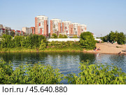 Город Иркутск. Жилой комплекс "Новый город-8" на берегу реки Ангары. Улица Верхняя Набережная (2024 год). Стоковое фото, фотограф Александр Тараканов / Фотобанк Лори