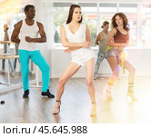Girl in heels conducts lessons and teaches strip plasticity to visitors of dance. Стоковое фото, фотограф Яков Филимонов / Фотобанк Лори