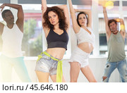 Girl in heels conducts lessons and teaches strip plasticity to visitors of dance. Стоковое фото, фотограф Яков Филимонов / Фотобанк Лори