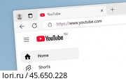 Окно браузера с интернет-страницей ведиосервиса Youtube. Редакционное фото, фотограф Илья Старков / Фотобанк Лори