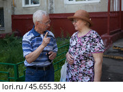 Мужчина что-то объясняет женщине (2018 год). Редакционное фото, фотограф Дмитрий Киселёв / Фотобанк Лори