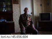 Ветеран войны с медалями и орденами сидит на суле у (2011 год). Редакционное фото, фотограф Дмитрий Киселёв / Фотобанк Лори