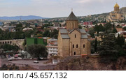 Aerial View of Tbilisi with Metekhi Church and Modern Architecture. Стоковое видео, видеограф Поскребышев Михаил / Фотобанк Лори