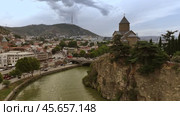 Aerial View of Tbilisi Metekhi and the Kura River. Стоковое видео, видеограф Поскребышев Михаил / Фотобанк Лори