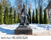 Памятник преподобному Савве Сторожевскому, основателю монастыря. Звенигород. (2024 год). Редакционное фото, фотограф Лариса Гордеева / Фотобанк Лори