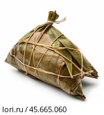 Zongzi wrapped in leaves and tied with raffia on white background. Стоковое AI-изображение, AI-художник Иван Рябоконь / Фотобанк Лори