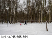 Идем на горку. Редакционное фото, фотограф Дмитрий Иванов / Фотобанк Лори