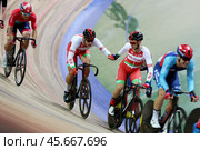 Велосипедный спорт на треке. Cпортсмены на велотреке Крылатское во время Чемпионата России 2023, дисциплина Медисон. Москва, май 2023. Редакционное фото, фотограф Elena Popova / Фотобанк Лори