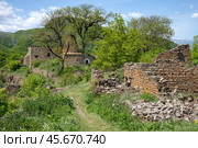 Старинное кладбище и мавзолей. Горное заброшенное село Кала-Корейш в Дагестане (2024 год). Стоковое фото, фотограф Анна Карасева / Фотобанк Лори