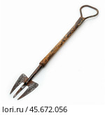Rusty antique eel spear fishing tool on white background. Стоковое AI-изображение, AI-художник Иван Рябоконь / Фотобанк Лори