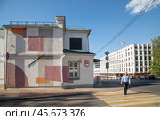 Город Витебск, Беларусь. Перекресток улицы Марка Шагала и улицы Ленина. Стена Малевича  - современная роспись торцевой стены дома 18 по улице Ленина (2024 год). Редакционное фото, фотограф Наталья Николаева / Фотобанк Лори