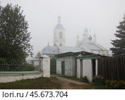 Троицкая церковь в селе Толгоболь, Ярославский район, в утреннем тумане. Стоковое фото, фотограф Николай Белавин / Фотобанк Лори