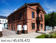 «Дом жилой», 1897 г. (Советский пр., 7) - редкий образец городского гражданского зодчества конца ХIX – начала ХХ века. Череповец. Вологодская область (2024 год). Редакционное фото, фотограф Сергей Афанасьев / Фотобанк Лори