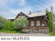 "Жилой дом". Сортавала, улица Советская, 26 / улица Ладожская, 7 (2019 год). Редакционное фото, фотограф Алексей Иванов / Фотобанк Лори