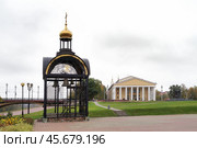 Православная Колокольня с колоколами на фоне Национального Академического Драматического театра в центре  Витебска. На колокольне древний ведический языческий символ Коловрат. Редакционное фото, фотограф Сергей Никифоров-Гордеев / Фотобанк Лори