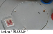 Close-up of repairman tightens the screws on the lid of the boiler with an electric screwdriver. Стоковое видео, видеограф Мария Зубарева / Фотобанк Лори