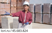 Female builder in outdoor material storage. Стоковое видео, видеограф Яков Филимонов / Фотобанк Лори