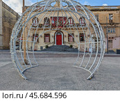 Christmas Light installation opposite Historic Maltese Building with Festive Holiday Decorations. Стоковое фото, фотограф Kira_Yan / Фотобанк Лори
